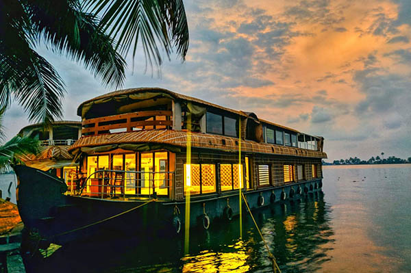 6 bedroom luxury houseboats in alleppey